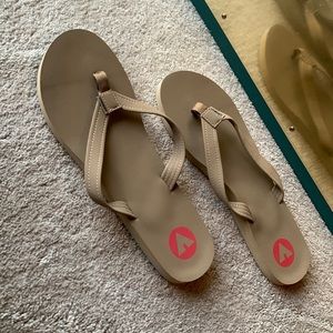 EUC Women’s Airwalk tan cream flip flops, Size 12